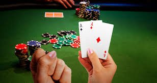 q789 အွန်လိုင်း ကတ်ဂိမ်းများ Poker နှင့် Baccarat ကစားနေသောမြင်ကွင်း